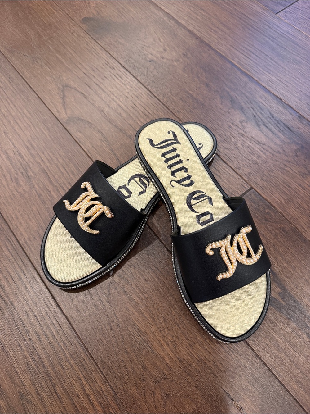 Juicy Couture Yarsei Black & Gold Logo Slide Sandals Size 8 - C72-061